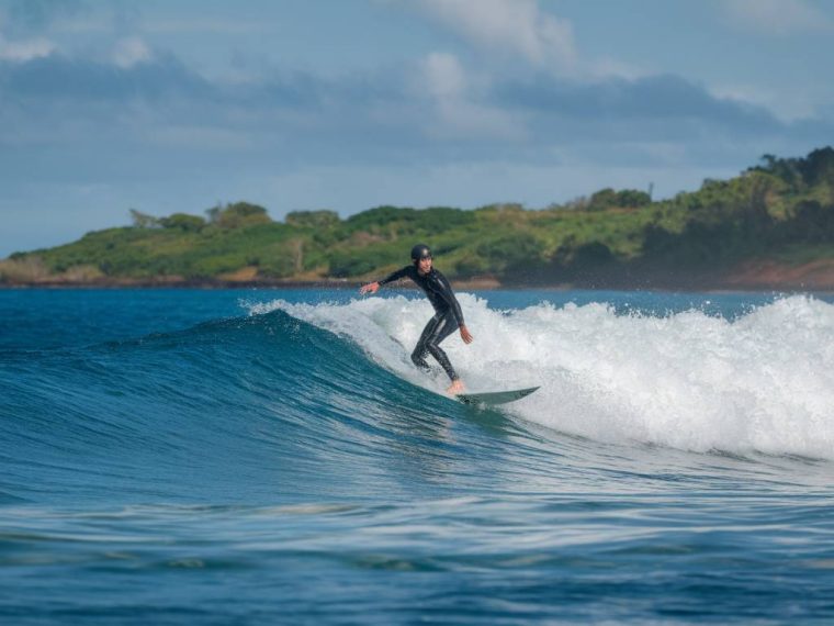 os melhores picos de surfe no nordeste brasileiro: de itacaré a fernando de noronha